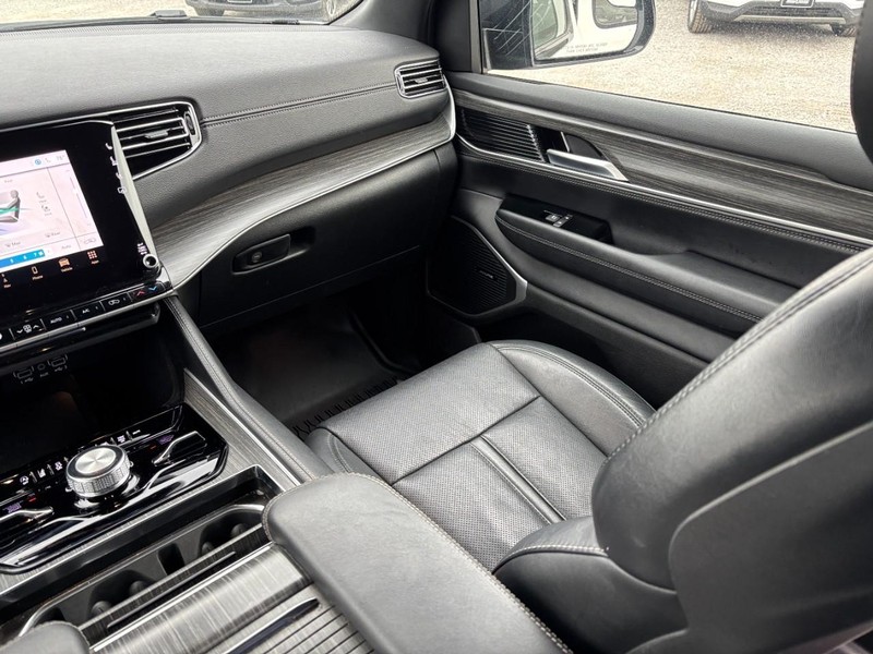 Jeep Wagoneer Vehicle Image 17