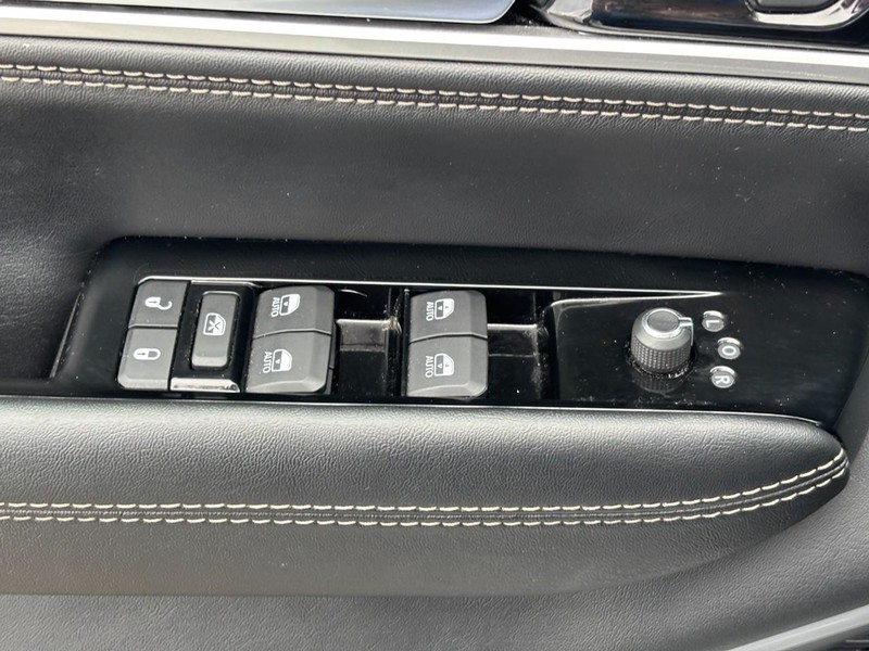 Jeep Wagoneer Vehicle Image 18