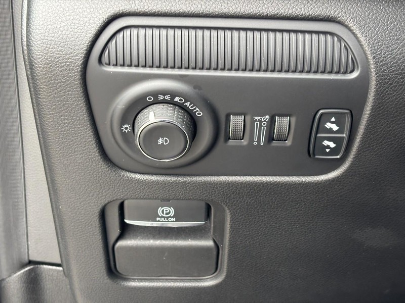 Jeep Wagoneer Vehicle Image 19