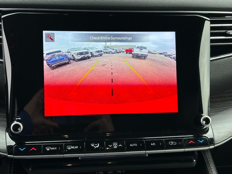 Jeep Wagoneer Vehicle Image 25