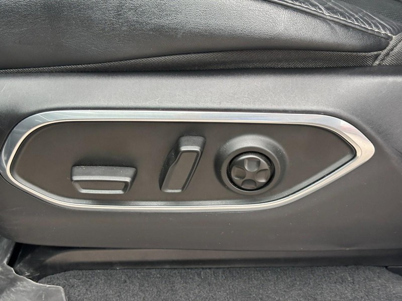 Jeep Wagoneer Vehicle Image 27