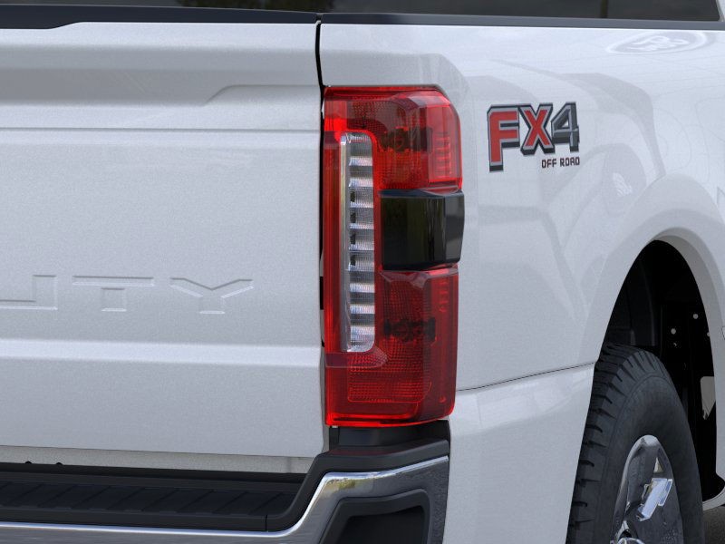 Ford Super Duty F-250 SRW Vehicle Full-screen Gallery Image 23
