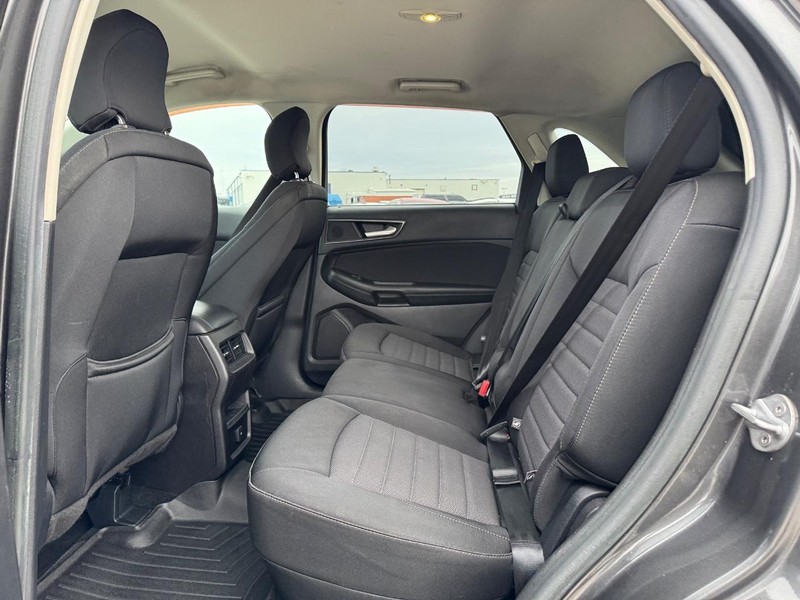 Ford Edge Vehicle Full-screen Gallery Image 12