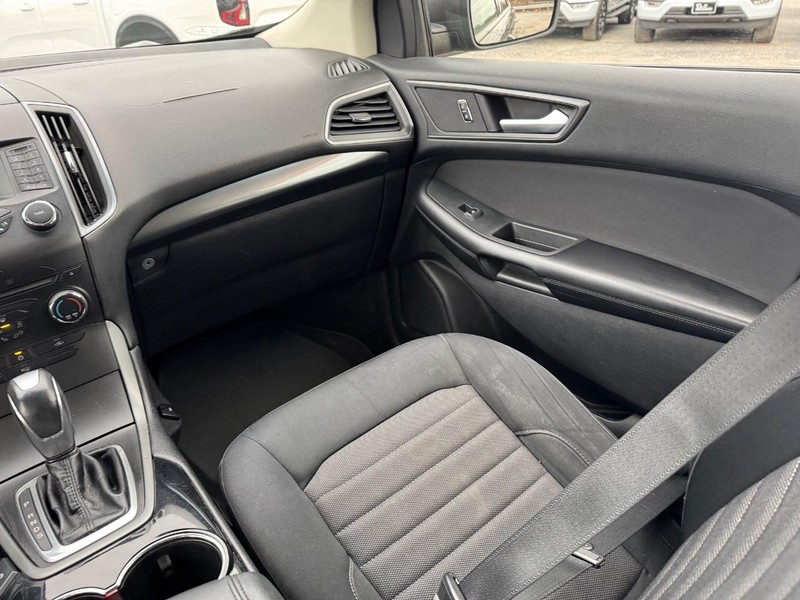 Ford Edge Vehicle Full-screen Gallery Image 15