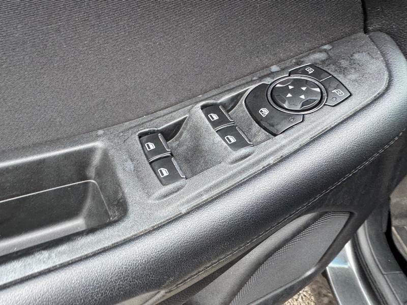 Ford Edge Vehicle Full-screen Gallery Image 17