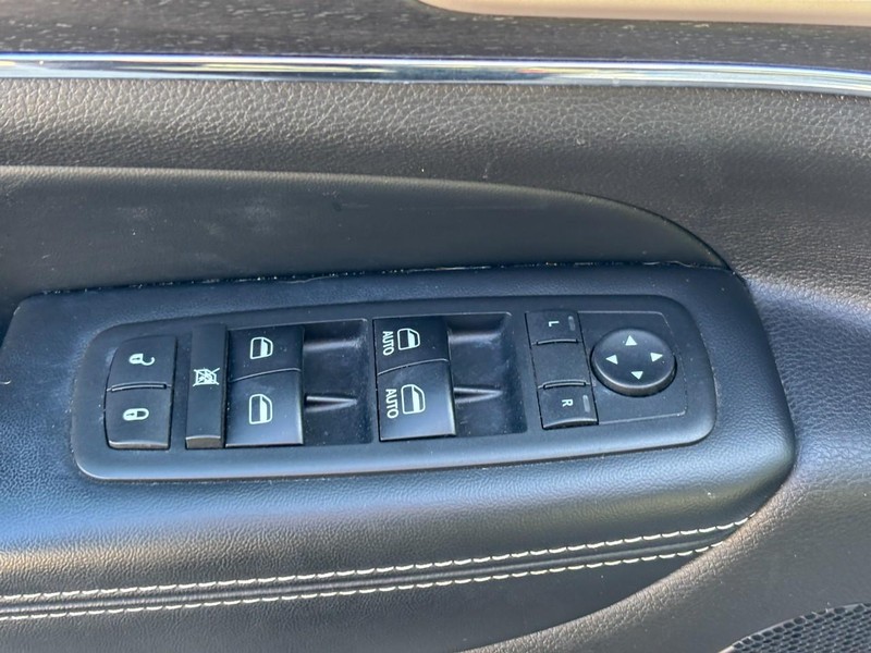 Jeep Grand Cherokee Vehicle Full-screen Gallery Image 16