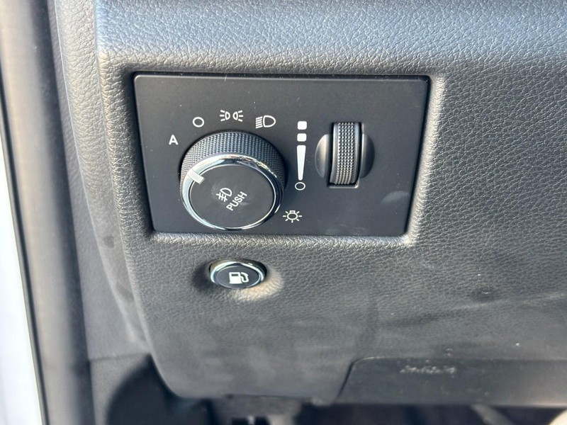 Jeep Grand Cherokee Vehicle Full-screen Gallery Image 17