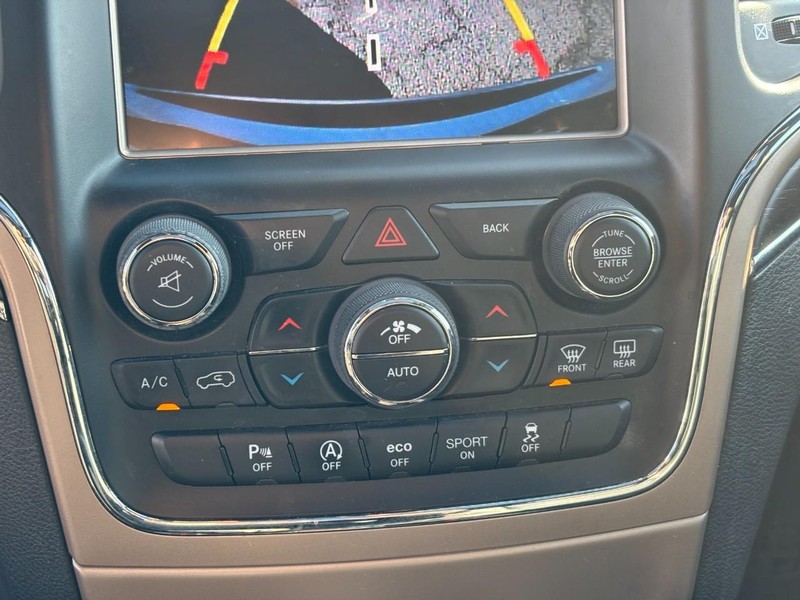 Jeep Grand Cherokee Vehicle Full-screen Gallery Image 24