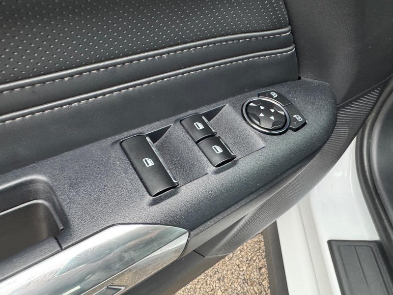 Ford Mustang Vehicle Image 16