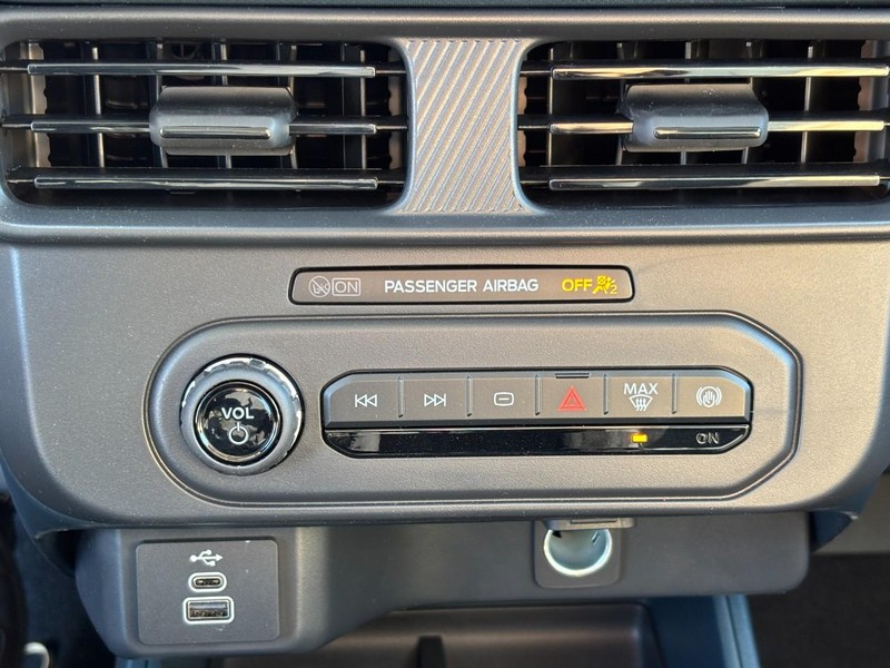 Ford Maverick Vehicle Image 26