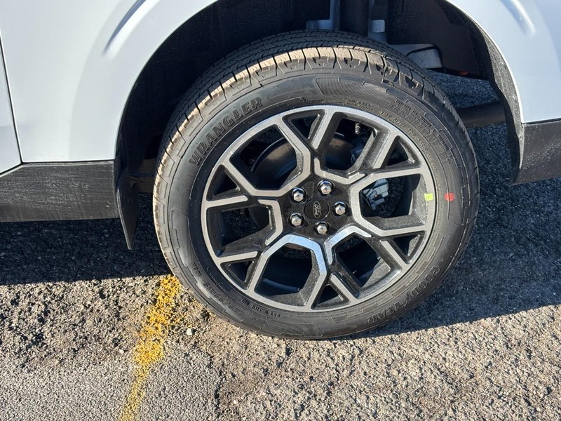 Ford Maverick Vehicle Full-screen Gallery Image 11