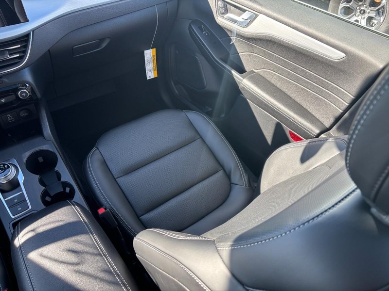 Ford Escape Vehicle Full-screen Gallery Image 16