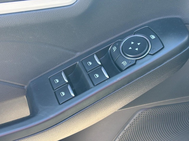 Ford Escape Vehicle Full-screen Gallery Image 18