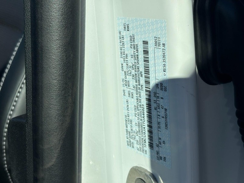 Ford Escape Vehicle Full-screen Gallery Image 27