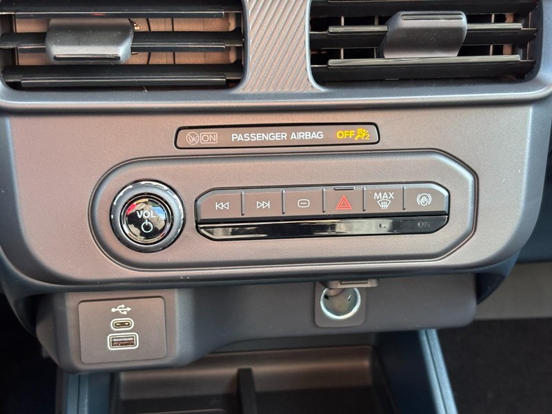 Ford Maverick Vehicle Image 26