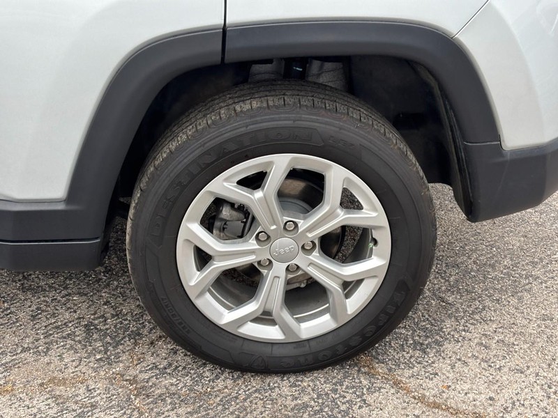 Jeep Compass Vehicle Image 11