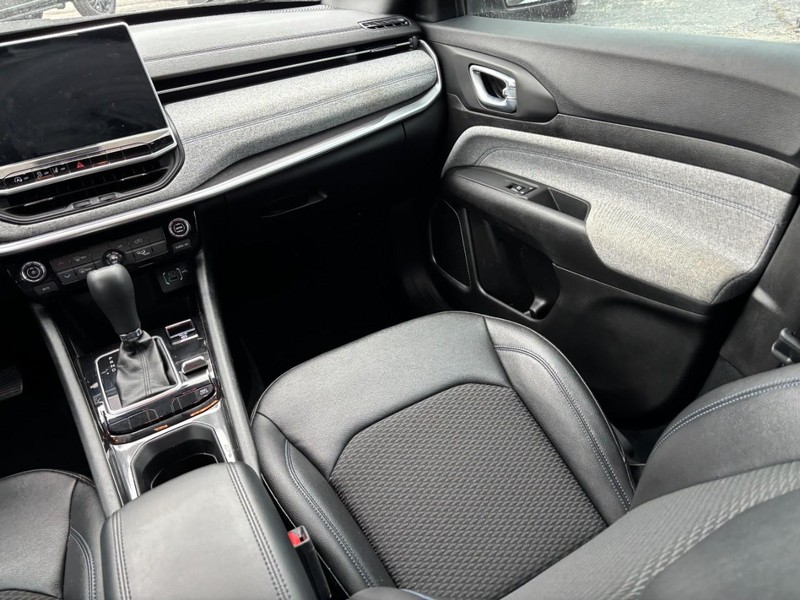 Jeep Compass Vehicle Image 15