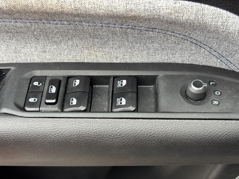 Jeep Compass Vehicle Image 16