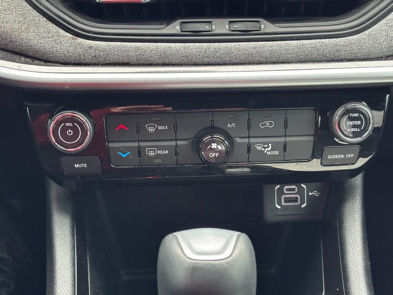 Jeep Compass Vehicle Image 24