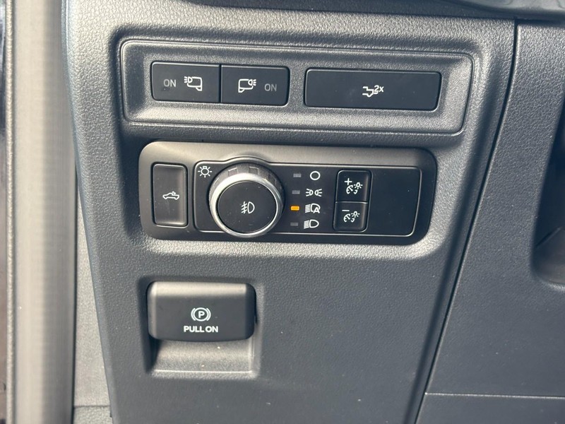 Ford F-150 Vehicle Full-screen Gallery Image 17