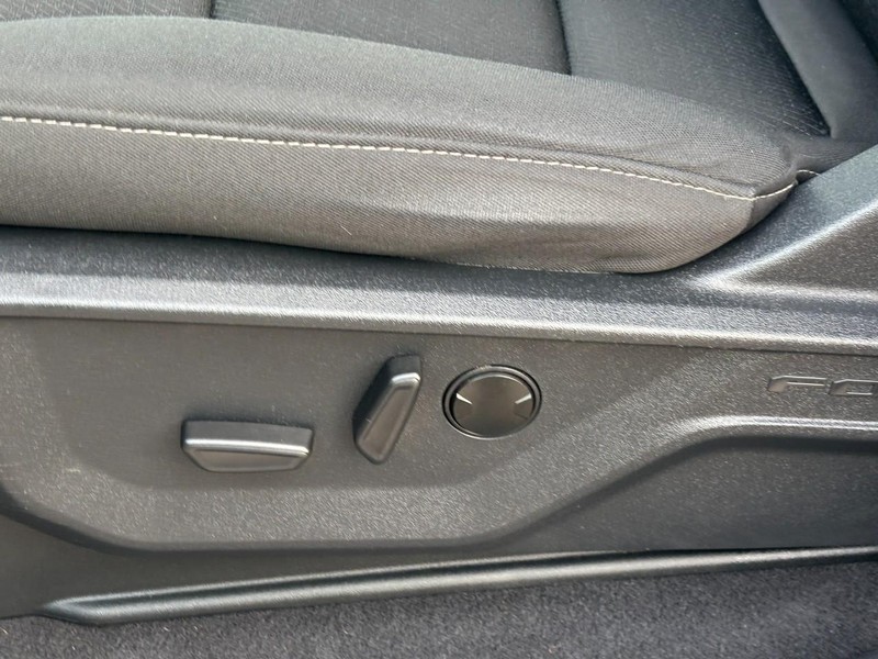 Ford F-150 Vehicle Full-screen Gallery Image 25