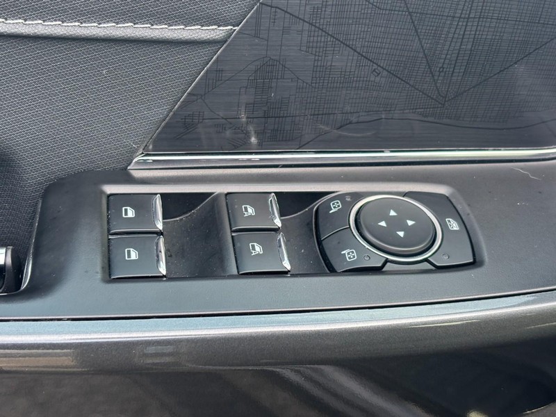 Ford F-150 Vehicle Full-screen Gallery Image 17