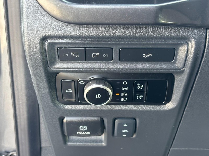 Ford F-150 Vehicle Full-screen Gallery Image 18