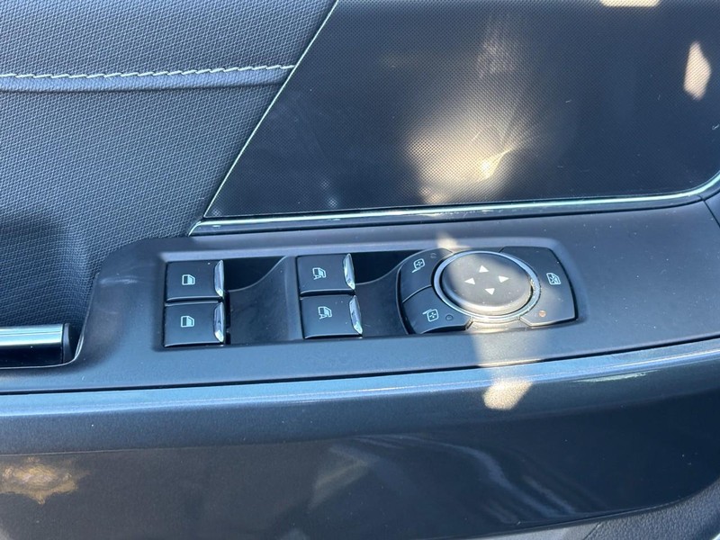 Ford F-150 Vehicle Full-screen Gallery Image 17