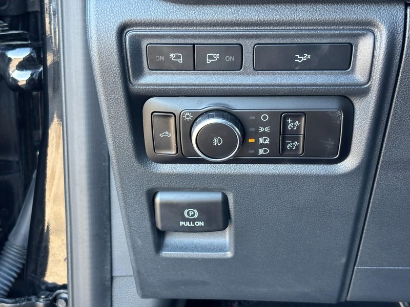 Ford F-150 Vehicle Full-screen Gallery Image 18