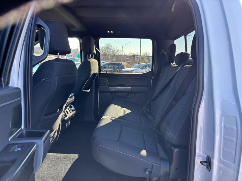 Ford F-150 Vehicle Full-screen Gallery Image 12