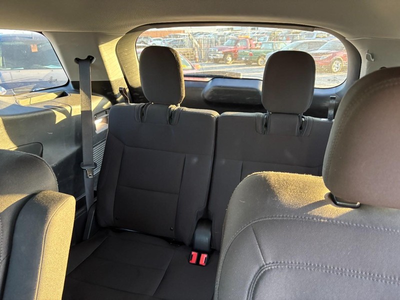 Ford Explorer Vehicle Full-screen Gallery Image 12