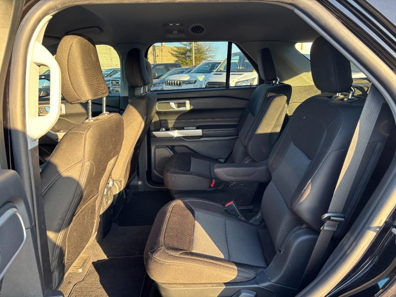 Ford Explorer Vehicle Full-screen Gallery Image 13