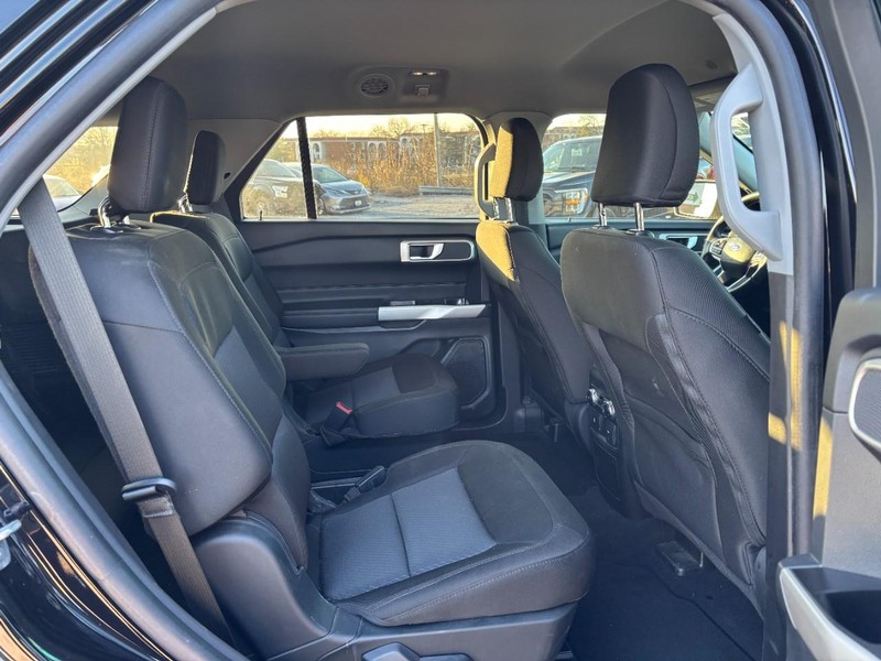 Ford Explorer Vehicle Full-screen Gallery Image 14