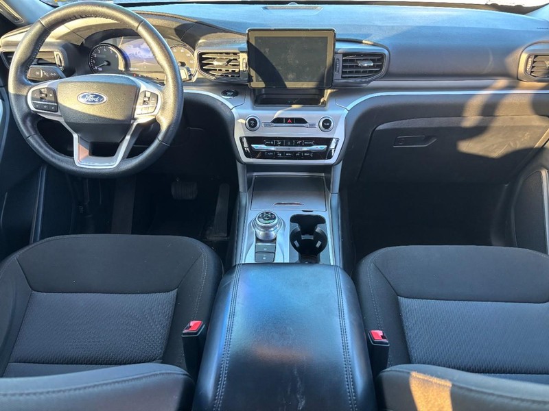 Ford Explorer Vehicle Full-screen Gallery Image 16