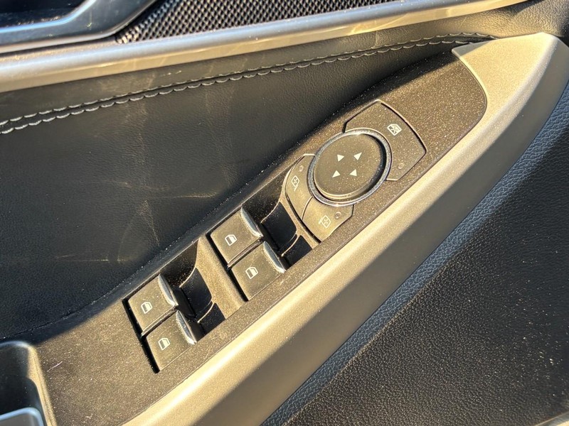 Ford Explorer Vehicle Full-screen Gallery Image 18