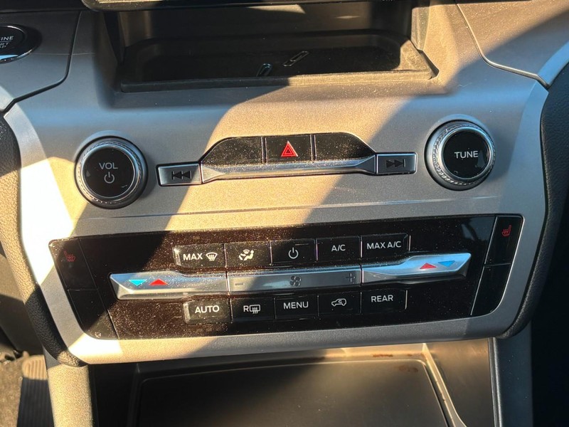 Ford Explorer Vehicle Full-screen Gallery Image 26