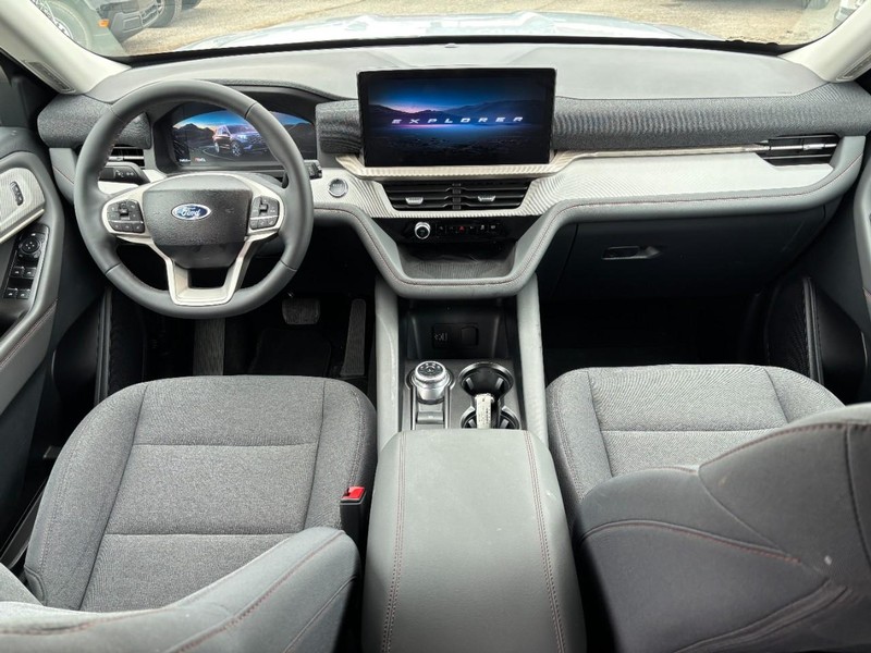 Ford Explorer Vehicle Full-screen Gallery Image 11