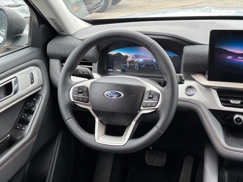 Ford Explorer Vehicle Full-screen Gallery Image 12