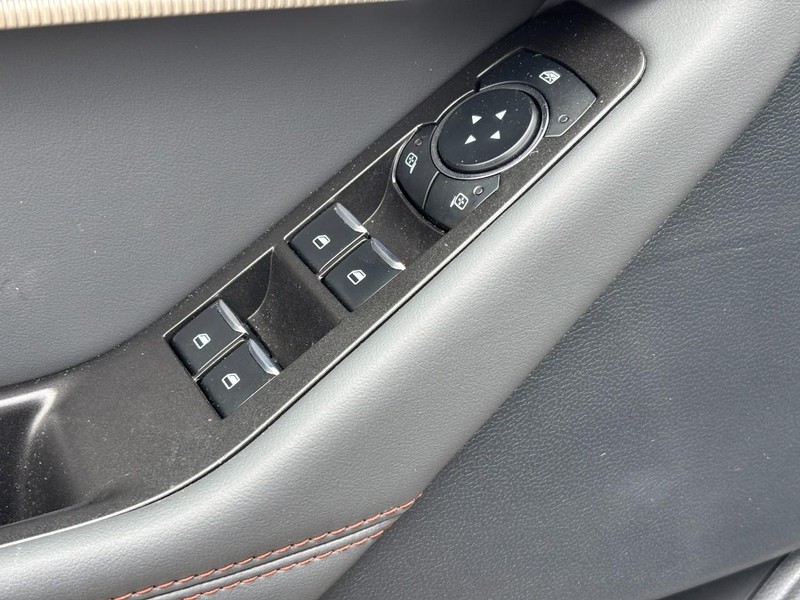 Ford Explorer Vehicle Full-screen Gallery Image 16