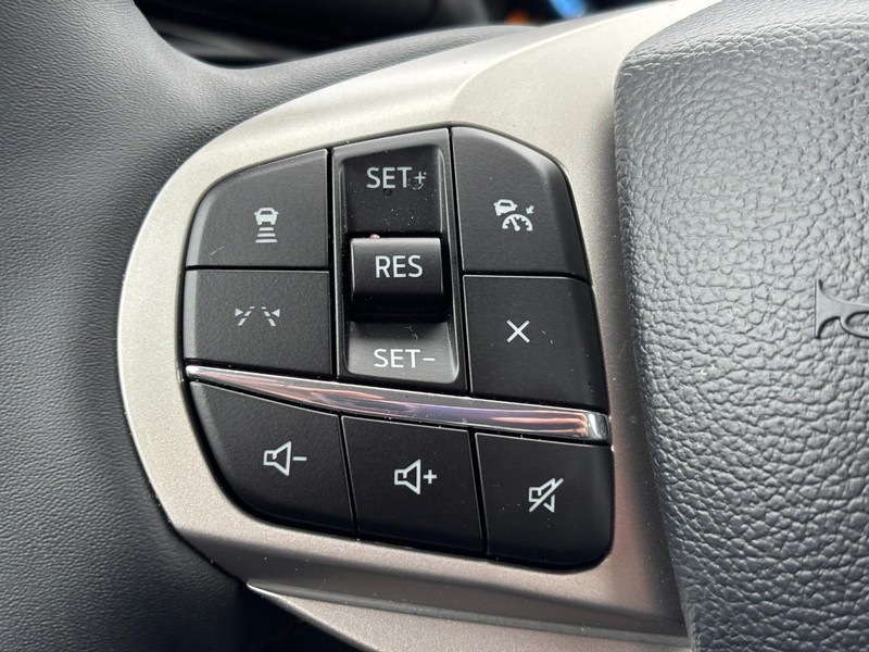 Ford Explorer Vehicle Full-screen Gallery Image 18