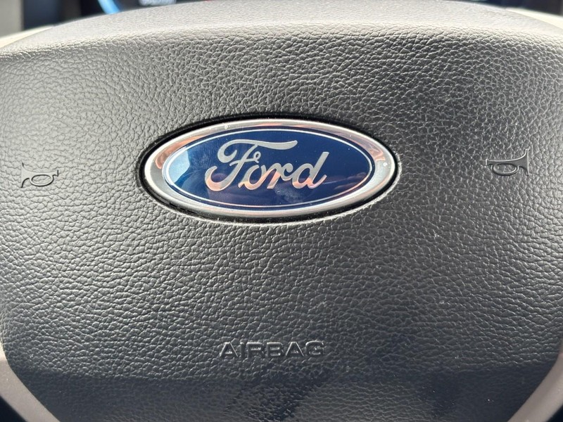 Ford Explorer Vehicle Full-screen Gallery Image 19