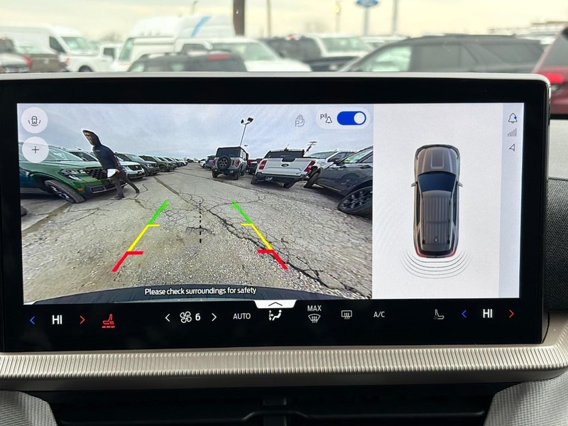 Ford Explorer Vehicle Full-screen Gallery Image 23