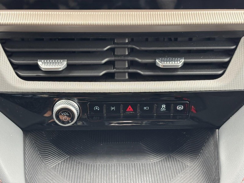 Ford Explorer Vehicle Full-screen Gallery Image 24