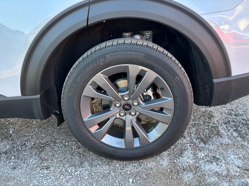 Ford Explorer Vehicle Full-screen Gallery Image 11