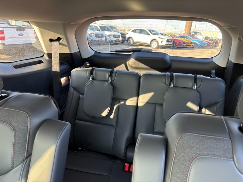 Ford Explorer Vehicle Full-screen Gallery Image 12