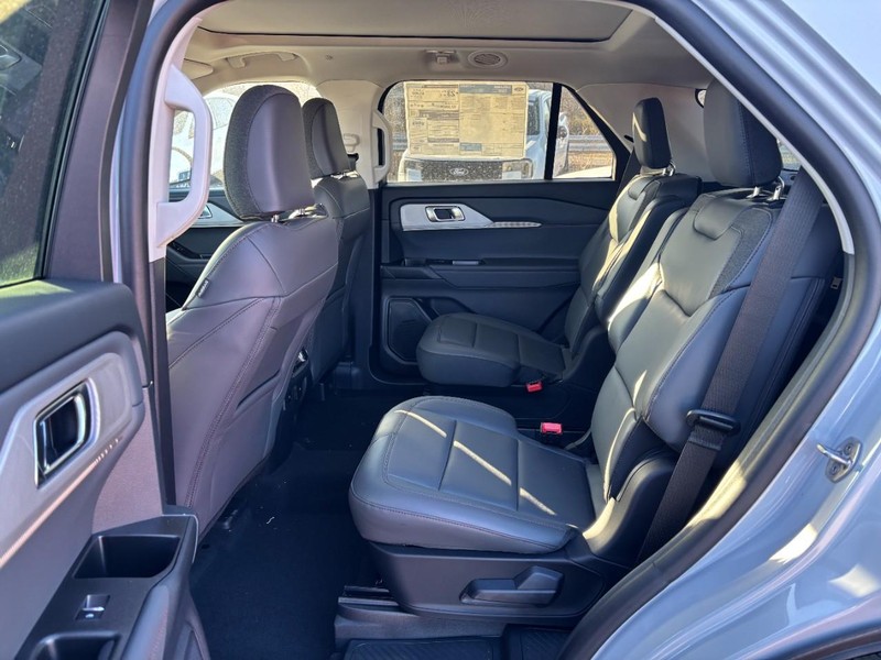Ford Explorer Vehicle Full-screen Gallery Image 13