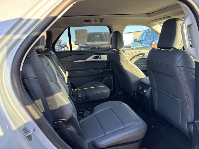 Ford Explorer Vehicle Full-screen Gallery Image 14