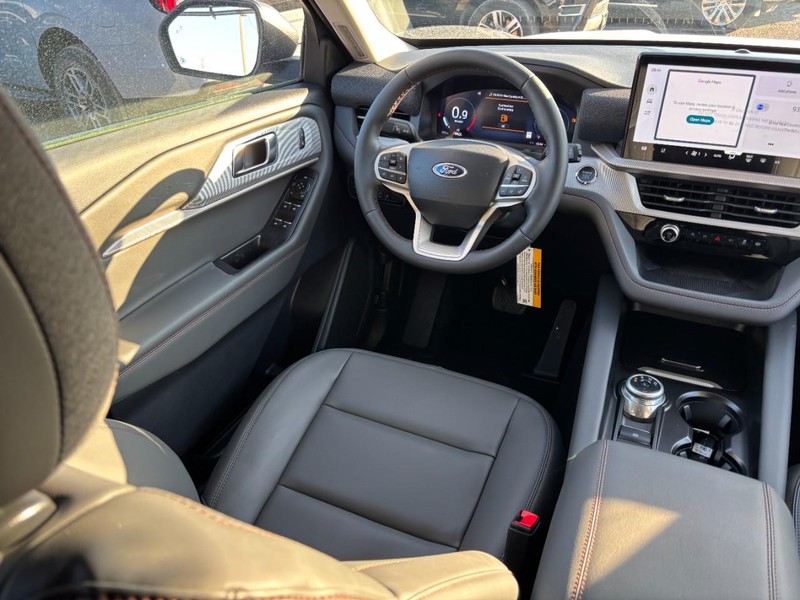 Ford Explorer Vehicle Full-screen Gallery Image 15