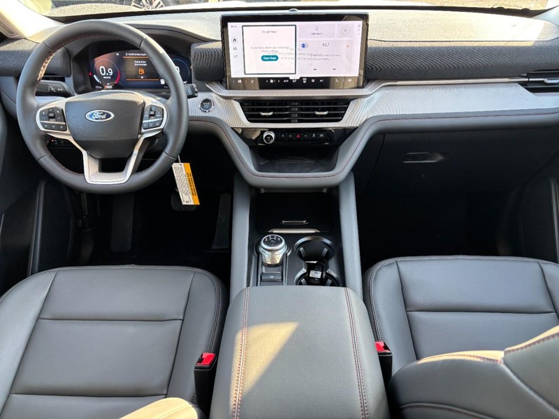 Ford Explorer Vehicle Full-screen Gallery Image 16