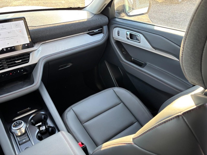 Ford Explorer Vehicle Full-screen Gallery Image 17